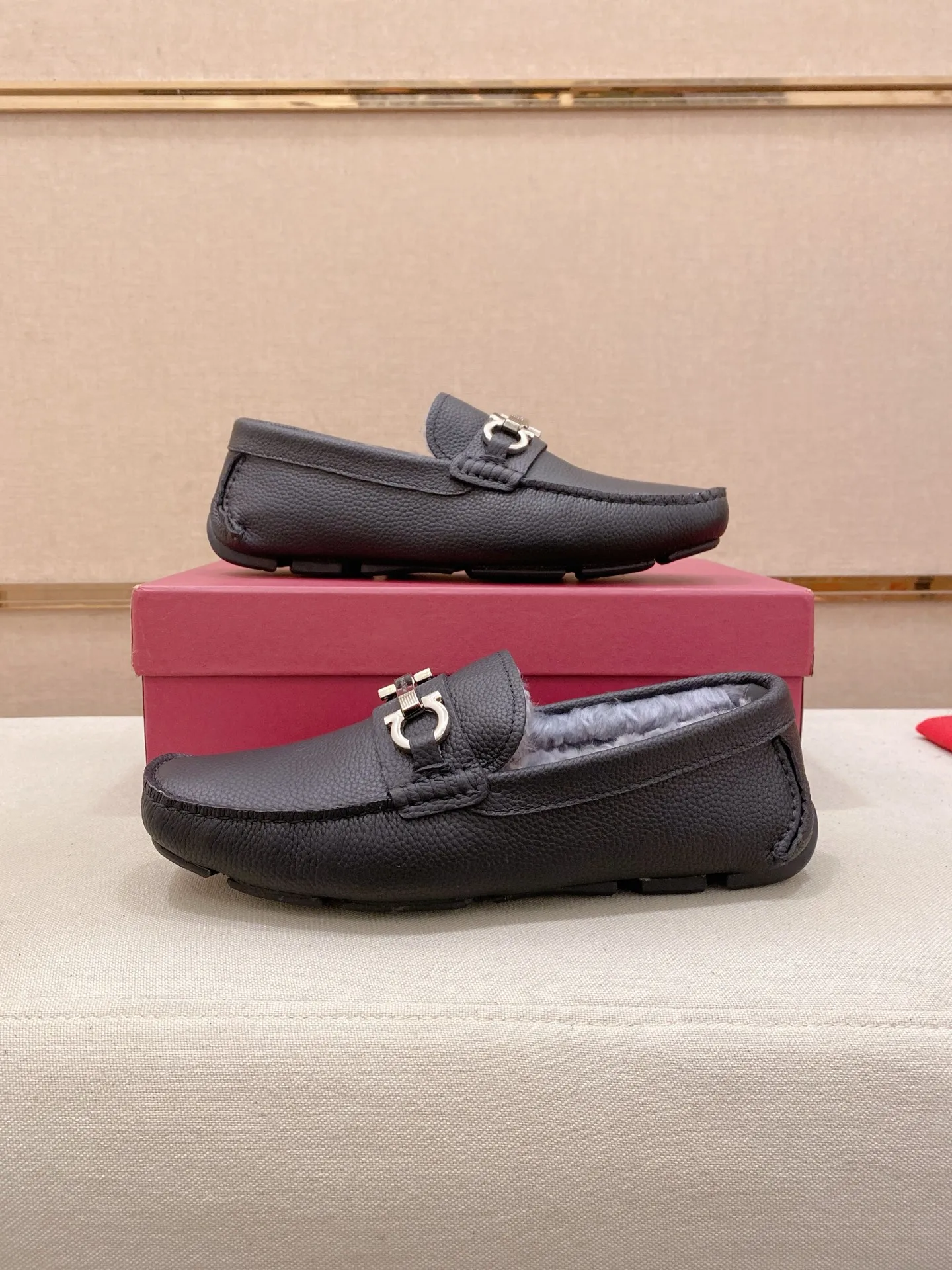 Factory price: 540💰High-end quality! Ferragamo🆕🆕Exclusive hot-selling products in stock🔥🔥New products on the shelves, high-quality Ferragamo men's pea shoes, high-end casual driving shoes, with complete packaging! 💪 💪 Material: imported first-layer cowhide 🐂 + imported high-quality wool lining + wear-resistant outsole 👍🏻👍🏻 Features: high-end and comfortable, purely handmade 🚀 🚀 Create the perfect shoes that suit you best 🔥 🔥 Size: (38-44) 45 standard size can be customized!